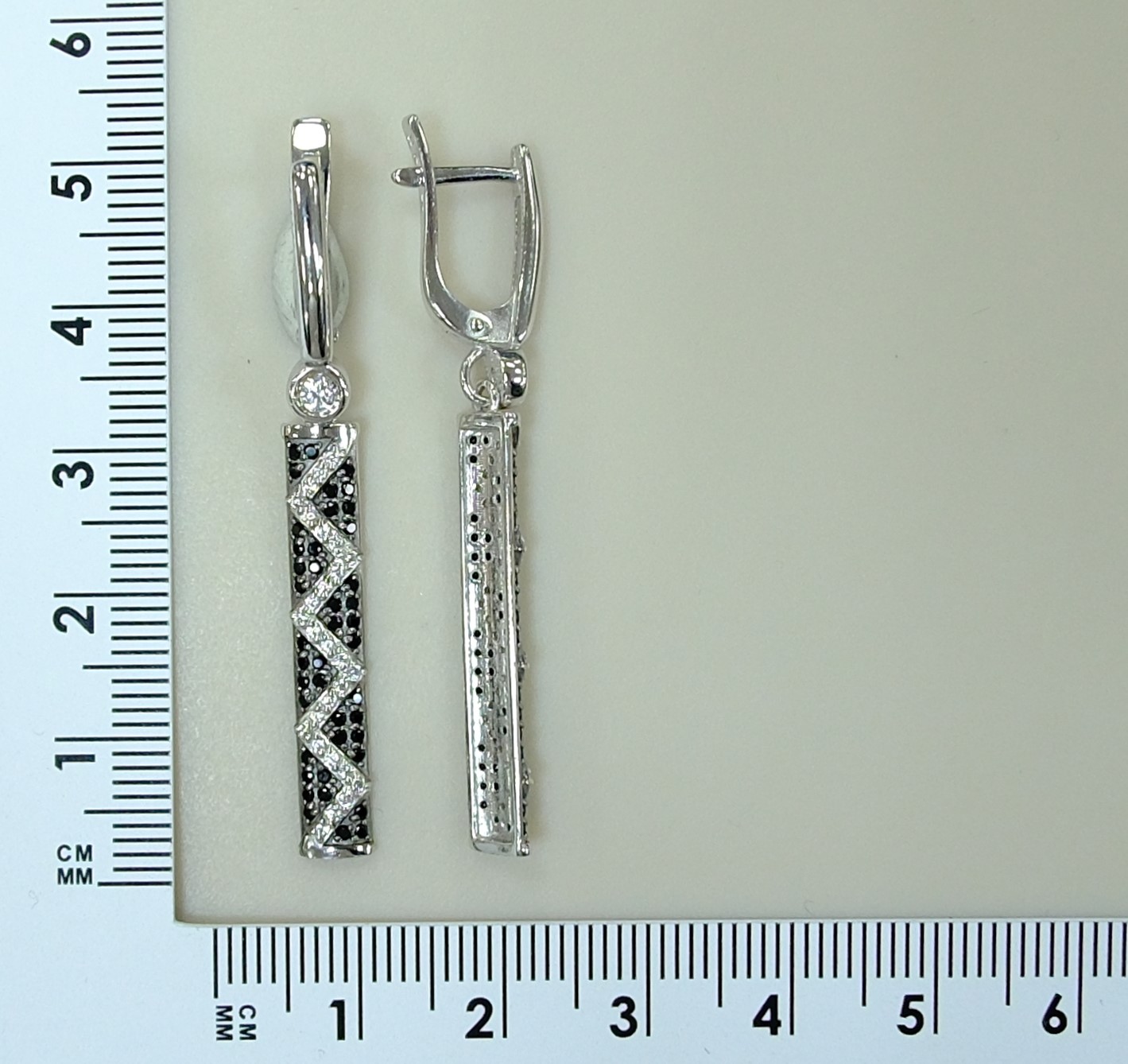 Серебряные серьги со шпинелью
